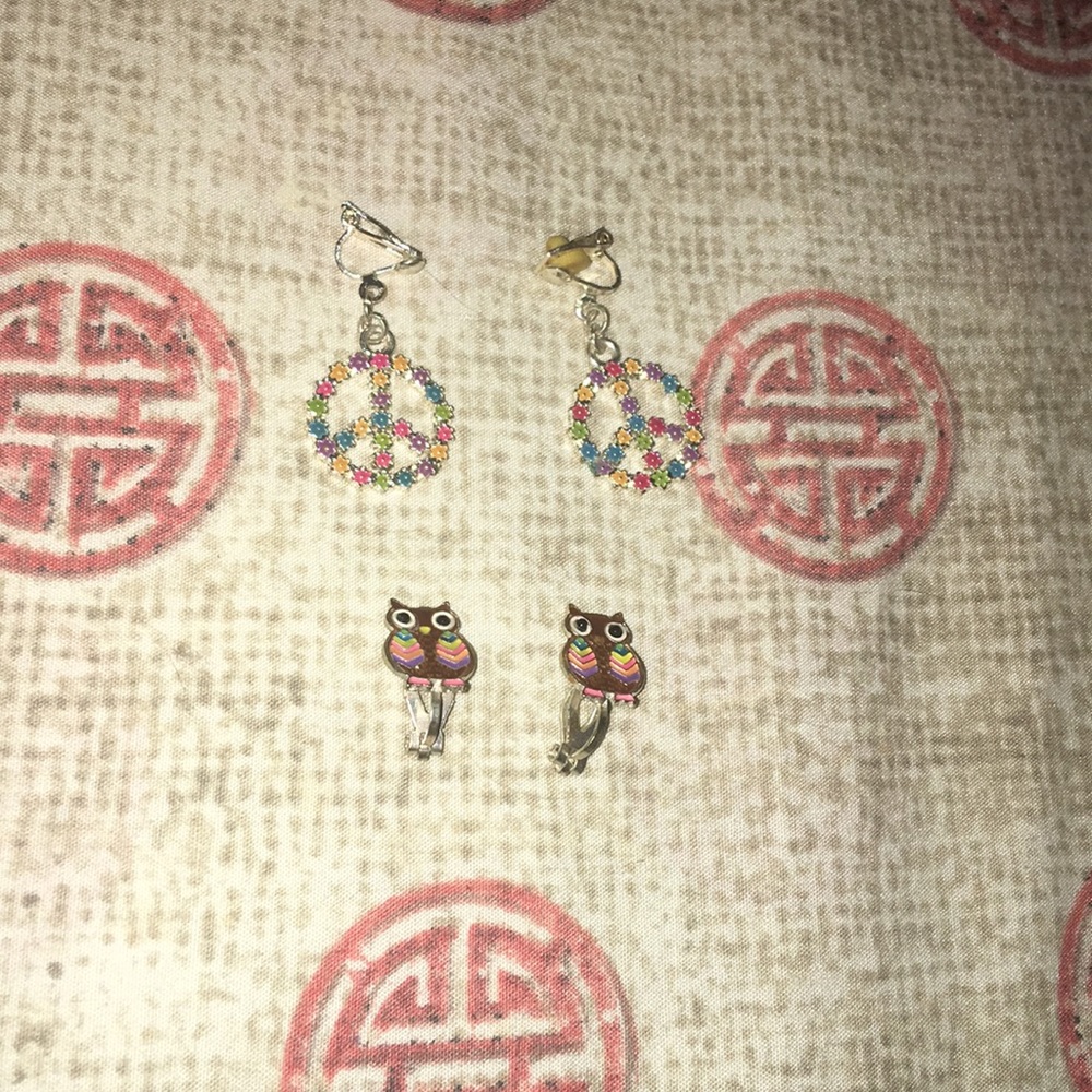2 pairs of clip on earrings